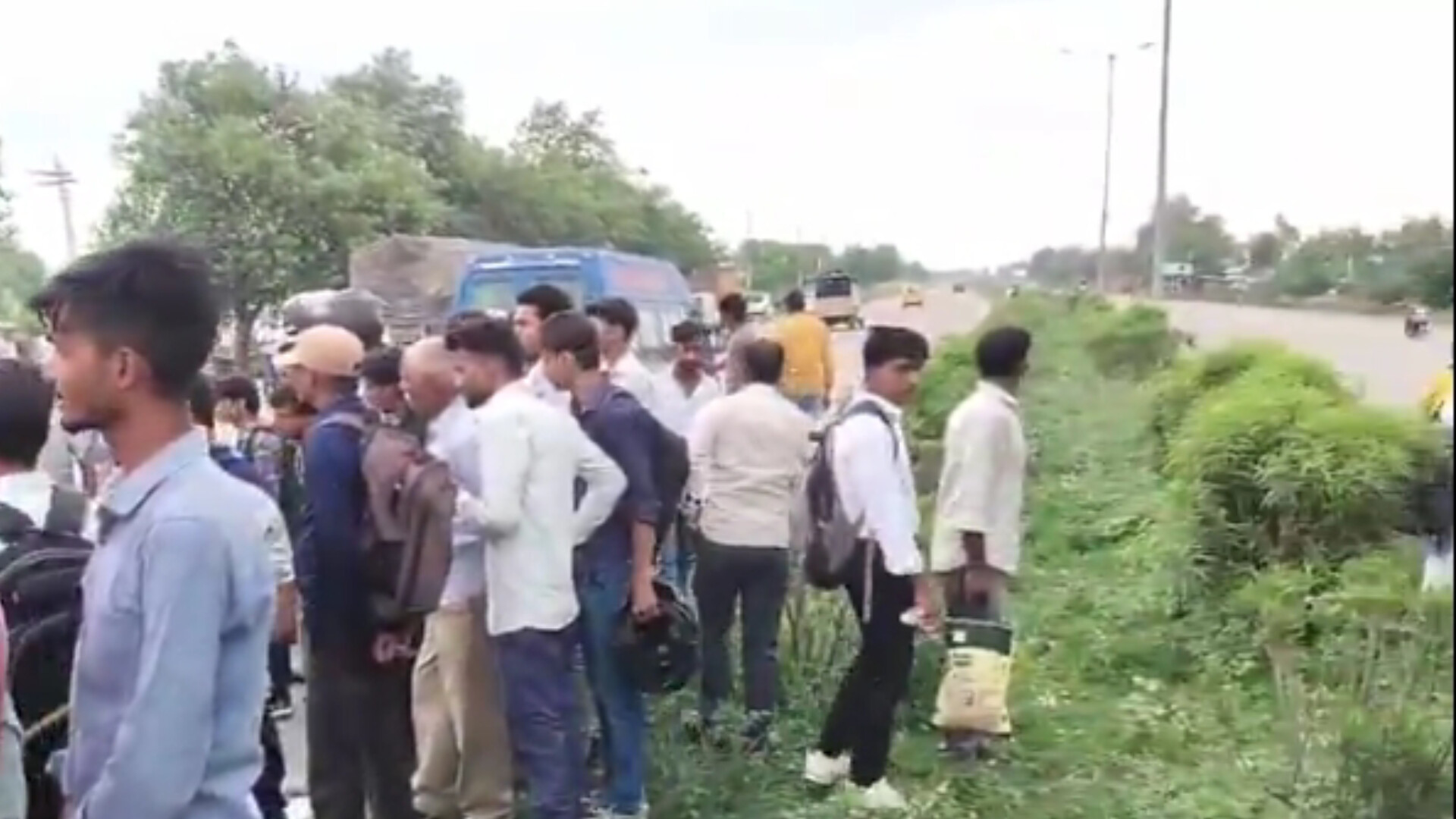 घटनास्थल पर लगी भीड़ (फोटो सोर्स- 'X' वीडियो ग्रैब)