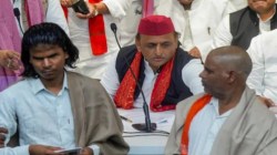 अखिलेश यादव ने जिन्हें सम्मानित किया, उनके लिए जारी हुआ गिरफ्तारी का वारंट, भागे
फिर रहे कथावाचक - image