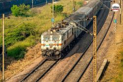 Indian Railway: 5 साल में रेलवे को खराब खाने की मिली 19 हजार से ज्यादा शिकायतें,
जानें कितने मामलों में लगाया जुर्माना - image