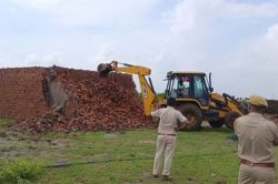 Jhalawar: 4 JCB और 2 ट्रैक्टर से हटाया 485 बीघा भूमि का अतिक्रमण, अवैध कब्जा
करके खेती करने के साथ चला रहे थे ईट-भट्टा - image