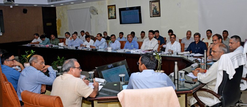 जल भवन में आयोजित विभागीय योजनाओं की समीक्षा बैठक लेते मंत्री। फोटो-पत्रिका।