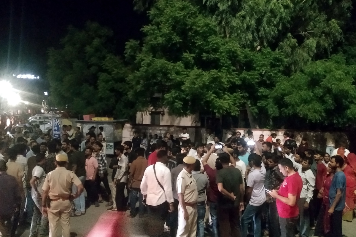 जालोर मंदिर विवाद: कथावाचक के बयान के बाद फिर गरमाया मामला, देर रात फिर जुटी
भीड़; लगाए ये आरोप