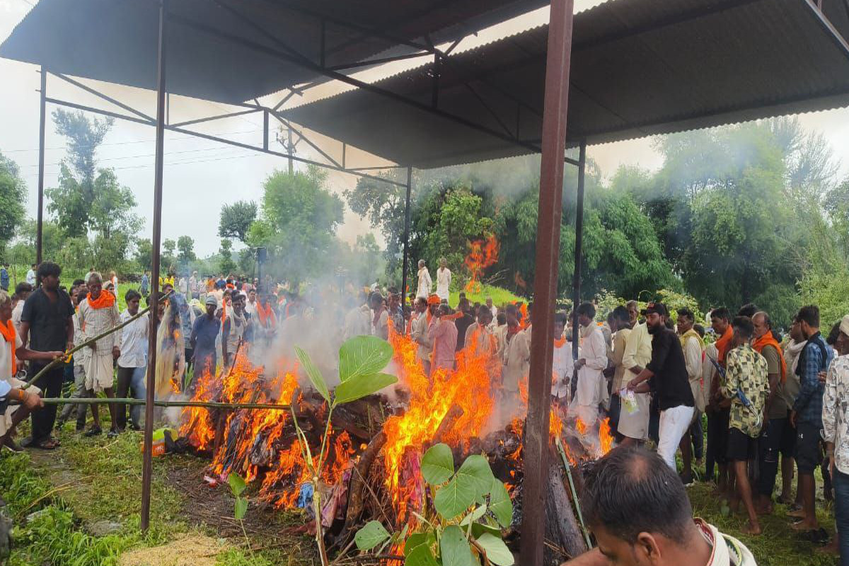 झालावाड़ स्कूल हादसा : इकलौते भाई का अंतिम संस्कार, 4 बहनों का रो-रोकर बुरा हाल,
अब किसको बांधेंगी राखी