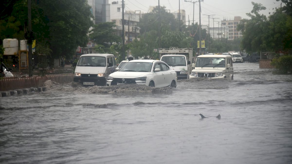 Weather : जोधपुर में तेज हवा के साथ मूसलाधार बारिश, सड़कें बनी दरिया
