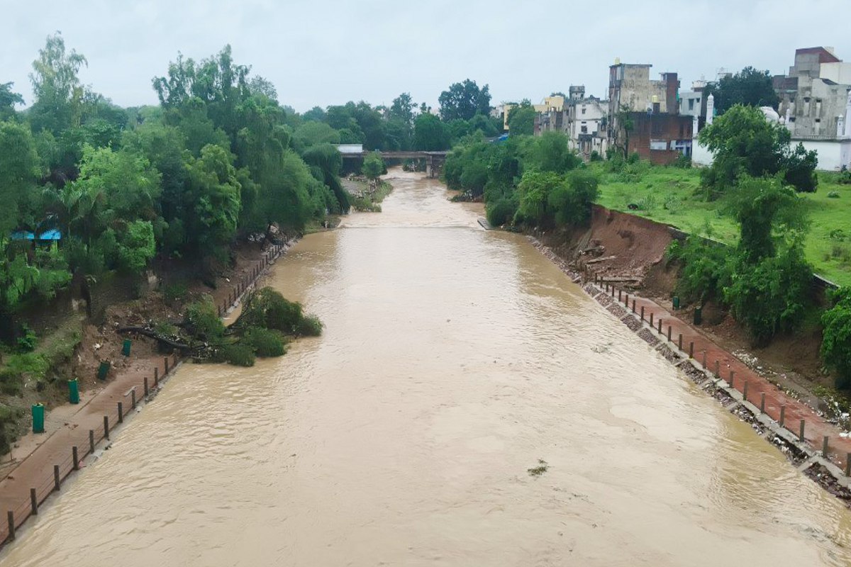 नगर निगम की नकारा व्यवस्था से शहर ‘पानी-पानी’ सडक़ों में तैरते नजर आए कागजी
दावे, ड्रेनेज सिस्टम फेल