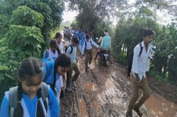 कीचड़-दलदल, गड्ढों और टूटी पुलिया से गुजरने विवश ‘ज्ञानपथ के योद्धा’ - image
