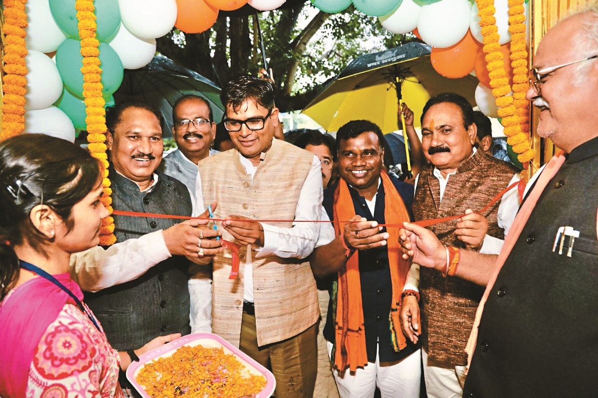 CG News: सेंट्रल लाइब्रेरी में छात्रों से मिले वित्त मंत्री ओपी चौधरी, कहा–
शिद्दत से करें तैयारी