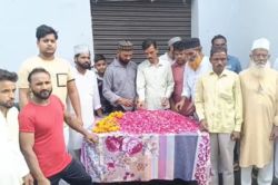 यूपी में सांप्रदायिक सौहार्द: मुस्लिम समुदाय ने कांवड़ियों पर बरसाए फूल - image