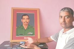 शहीद पिता का अधूरा रह गया वादा, बेटे ने आज भी नहीं पहनी तोहफे वाली घड़ी, मां ने
शव नहीं मिलने तक 64 दिन रखा था उपवास - image