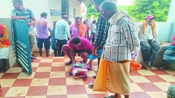 खाद के लिए सोसायटी के द्वार में लगा रहे ऋण पुस्तिका की लाइन - image