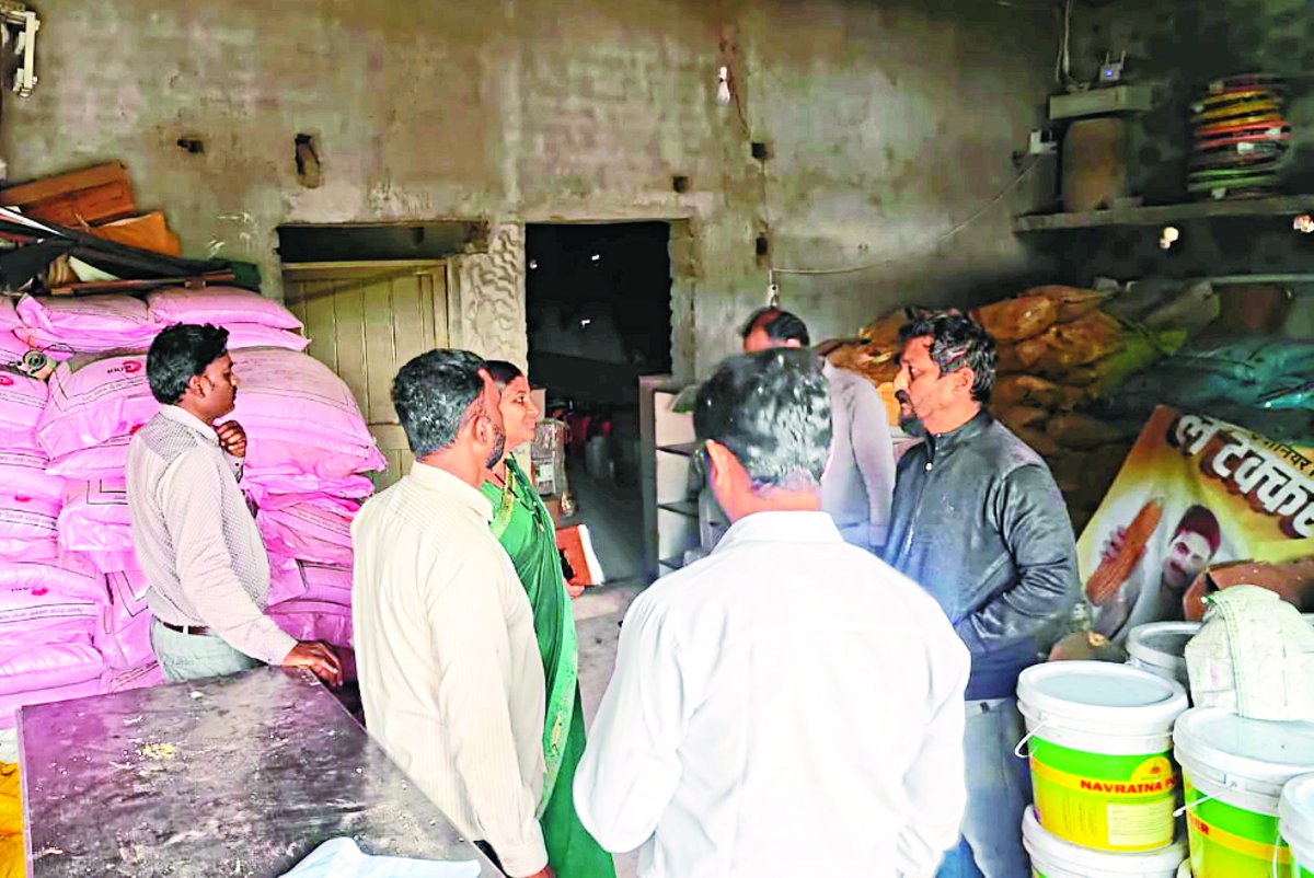 गोदाम में ज्यादा मिला खाद, किया सील, संचालक के खिलाफ एफआइआर