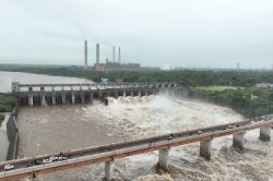 Kota Rain: भारी बारिश से कोटा बैराज ओवरफ्लो, 9 फीट तक खोले गए 3 गेट - image