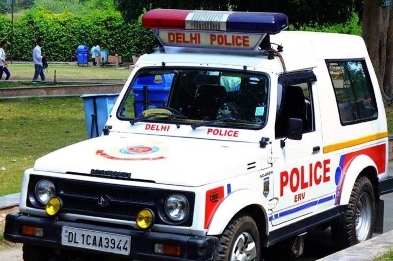 Delhi: दिल्ली में शातिर महिला सब इंस्पेक्टर गिरफ्तार, रंगदारी वसूलने में दो सिपाही समेत पांच पर गिरी गाज