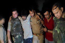Lucknow Encounter: पुलिस मुठभेड़ में शातिर बदमाश सूरज सोनी घायल, अवैध तमंचा व
चोरी का माल बरामद - image