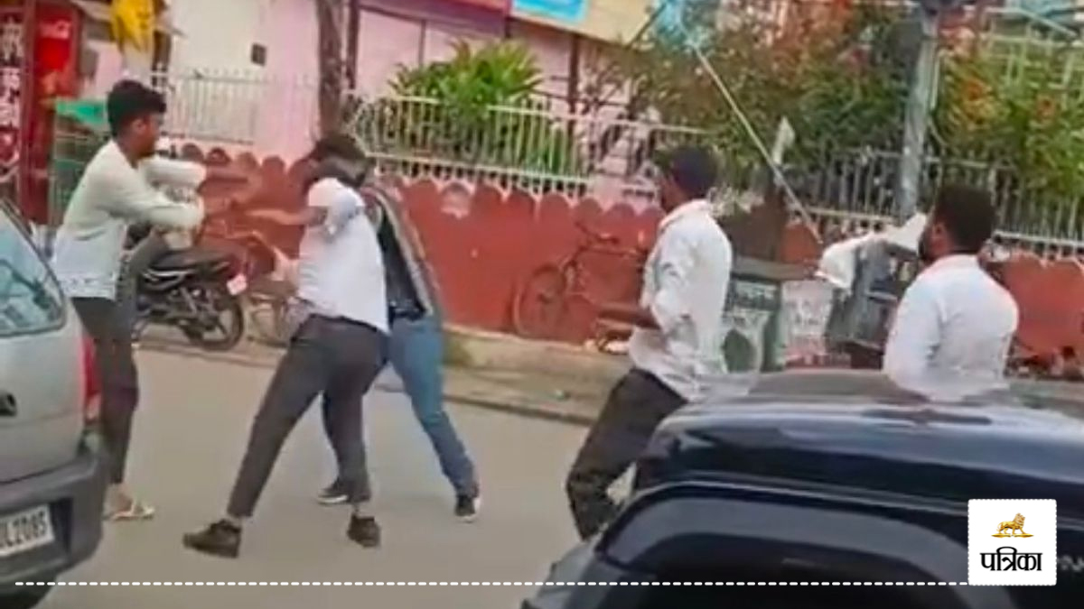 Bijnor News: कार सवार युवक ने दो छात्रों को पीटा, सरेआम मारपीट का वीडियो वायरल,
पुलिस जांच में जुटी