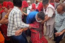 Barmer: शहीद डालूराम डूडी को तिरंगे में लिपटा देख पत्नी-बेटा और बेटी हुए बेसुध,
गांव में घर बनाने का सपना रह गया अधूरा - image