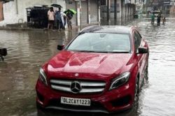 Ghaziabad: पानी में डूबी मर्सिडीज तो नगर निगम पर भड़का मालिक, पांच लाख हर्जाने
का भेजा नोटिस, फिर क्या हुआ? - image