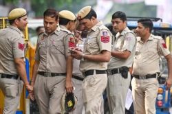 Mob Attacked: छापेमारी के दौरान दिल्ली पुलिस टीम पर हमला, धोखाधड़ी के आरोपी को
भीड़ ने छुड़ाया - image