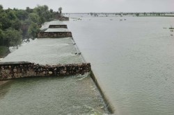 एशिया के सबसे बड़े कच्चे बांध से खुशखबरी, अभी चल रही 1 फीट चादर, JCB से खाई
खोदी, पुलिस जाप्ता तैनात - image