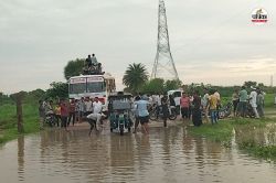 मोरेल नदी में पानी का स्तर बढ़ने से सड़क मार्ग पूरी तरह बंद, कई गांवों का संपर्क
कटा; वापस लौटी सवारियों से भरी बस - image