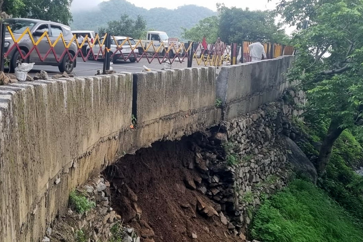 Mount Abu: मानसून में माउंट आबू जाने वाले टूरिस्ट रहें सावधान, सुरक्षा दीवार के
नीचे मलबा ढहा, SDM ने चेताया