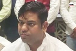 सीटों का ऐलान कर महागठबंधन की बैठक में शामिल नहीं हुए मुकेश सहनी, क्या फिर से
पाला बदलेंगे VIP अध्यक्ष - image