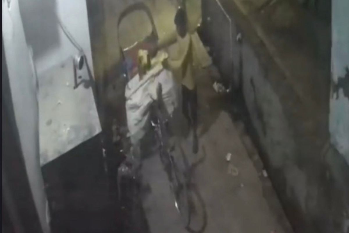 बरेली में मंदिर से अष्टधातु की राधा-कृष्ण प्रतिमा चोरी, चोर का सीसीटीवी फुटेज
वायरल