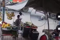 …और देखते ही देखते चलते ट्रक के पिछले टायरों के नीचे घुसा युवक; CCTV में कैद हुई
पूरी घटना - image