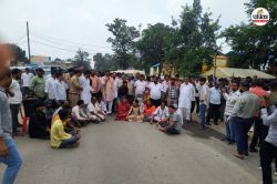Protest on NH: नेशनल हाइवे-43 की बदहाली पर फूटा लोगों का आक्रोश, सडक़ पर बैठकर
किया चक्काजाम - image