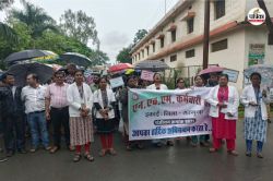 NHM protest: संविलियन समेत इन 10 मांगों को लेकर NHM कर्मचारियों ने कलेक्टोरेट का
किया घेराव, छाता ओढ़कर निकाली रैली - image