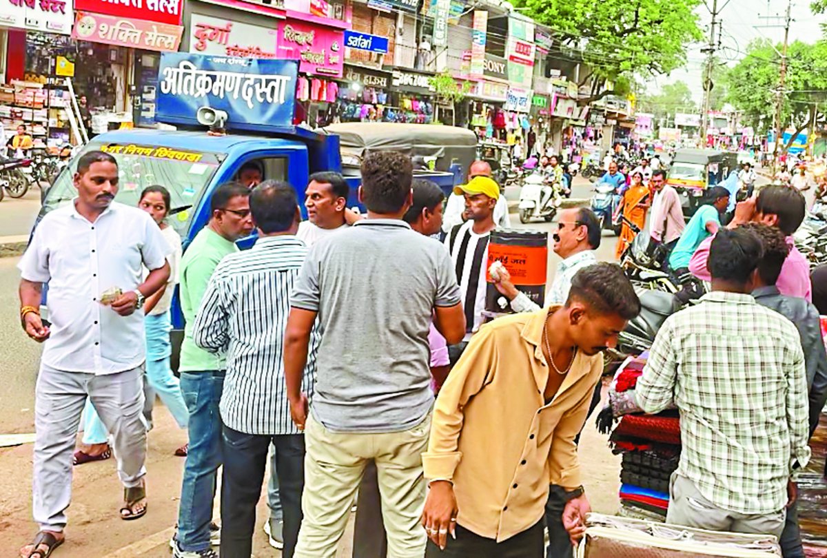 निगम अमले ने सब्जी मण्डी, स्टेडियम से हटाए हाथ ठेले