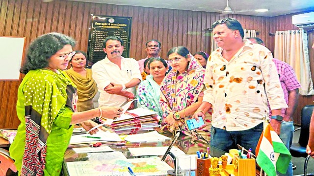 नगर पालिका अध्यक्ष प्रतिभा चौधरी, पालिका उपाध्यक्ष कमलेश सोनी और भाजपा पार्षदों सहित उनकी टीम ने कलेक्टर दिव्या मिश्रा से मुलाकात कर बस स्टैंड में भर रहे पानी की निकासी के संबंध में चर्चा की।