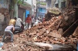 जर्जर मकान की दीवार सड़क पर गिरी, बड़ा हादसा टला - image