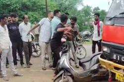मोपेड से टकराया ट्रक, युवकों ने ड्राइवर को 10 मिनट तक पीटा - image