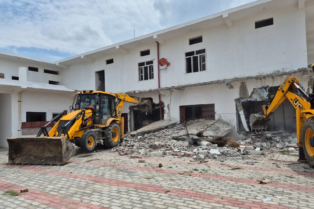 यूपी में धर्मांतरण के मास्टरमाइंड छांगुर बाबा की कोठी पर चला बुलडोजर, 3 करोड़
रुपए है कीमत