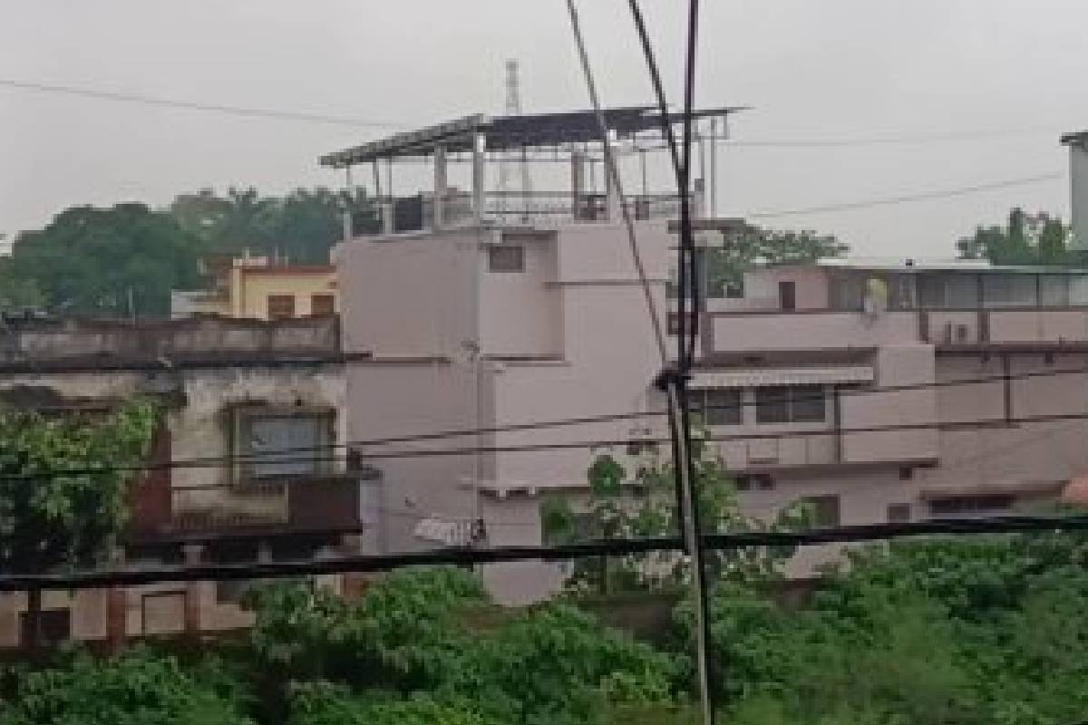 सुबह से तेज धूप से रही उमस, दोपहर में बारिश से तापमान गिरा