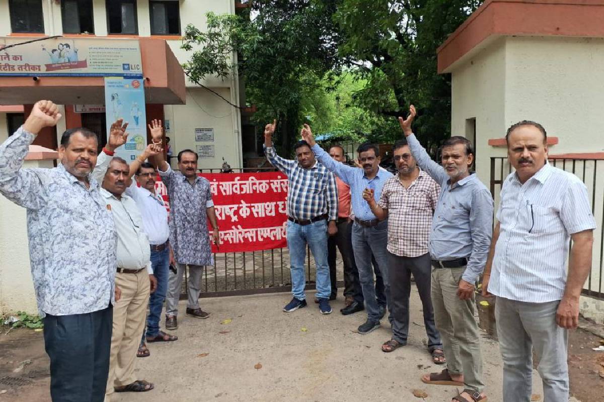 बीमा क्षेत्र में 100% एफडीआई के विरोध में बैंक और एलआईसी कर्मियों की हड़ताल