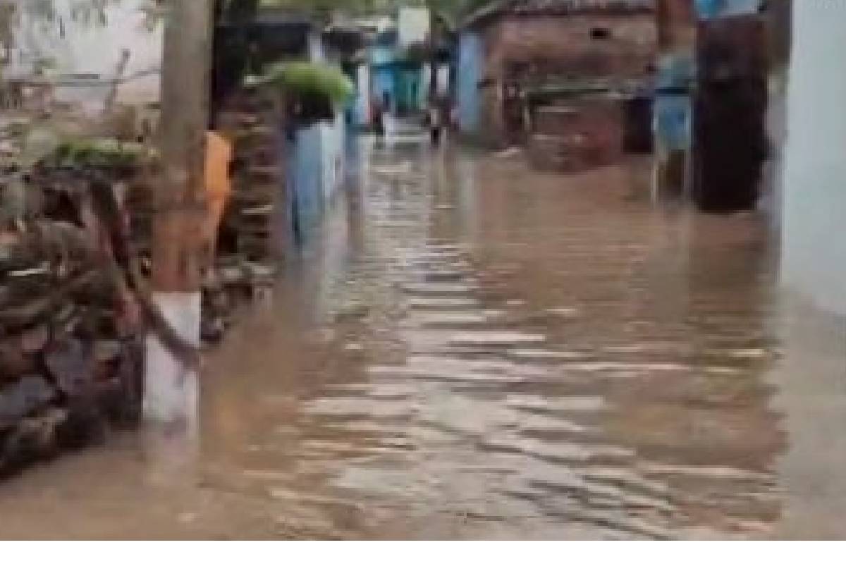 लगातार जारी बारिश से कुछ इलाके हुए जलमग्न