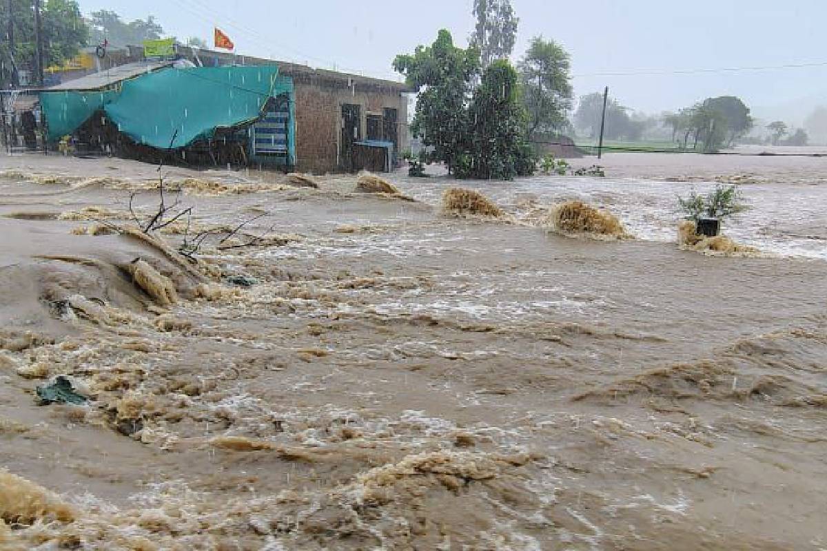 तेज बारिश से जनजीवन अस्त-व्यस्त, नदी-नाले उफान पर, खेतों में भरा पानी