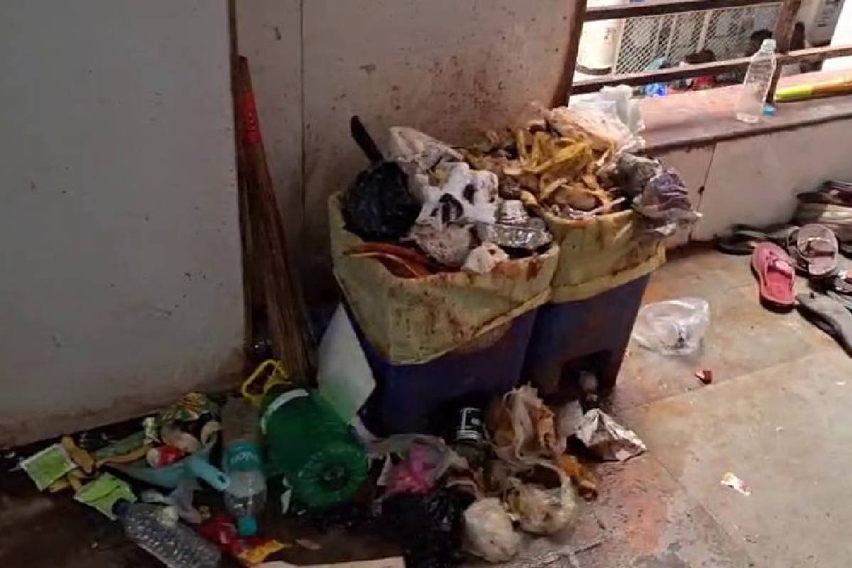 जिला अस्पताल में सफाई कर्मियों ने काम बंद हड़ताल की शुरू
