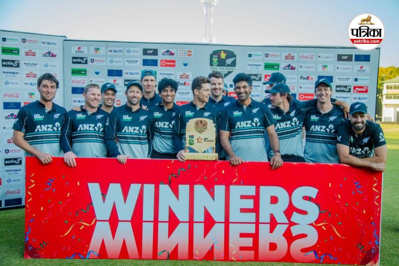New Zealand vs South Africa Final: ट्राई सीरीज के फाइनल में साउथ अफ्रीका को हराने के बाद ट्रॉफी के साथ विजेता न्यूजीलैंड की टीम। (फोटो सोर्स: IANS)