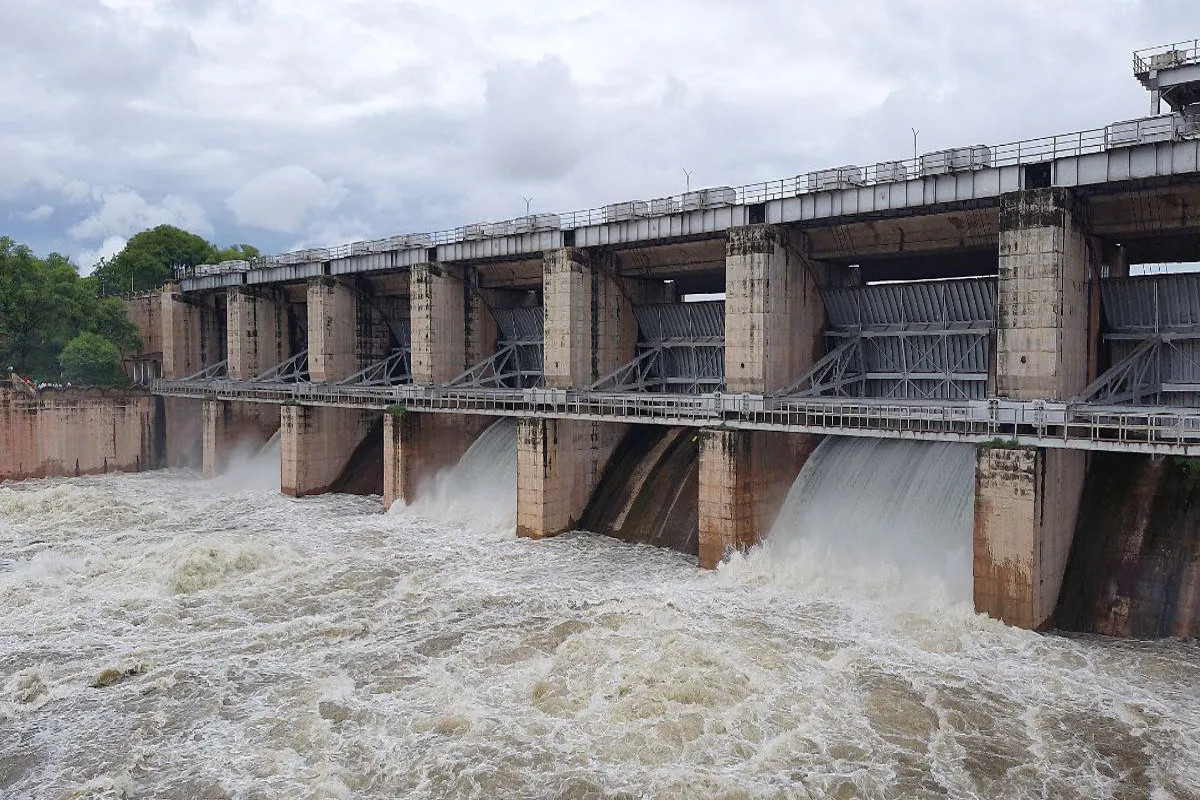 Panchana Dam: भारी बारिश से हाल-बेहाल, पांचना बांध के 4 गेट खोले, ग्रामीणों के
लिए चेतावनी, इस राष्ट्रीय राजमार्ग पर पुलिस तैनात