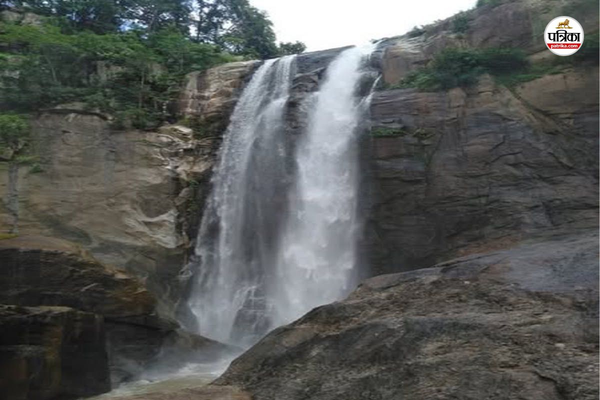 Powai waterfall: पहाडिय़ों से घिरे पवई फॉल में 100 फीट की ऊंचाई से गिरता है झरना,
सैलानियों को करता है आकर्षित