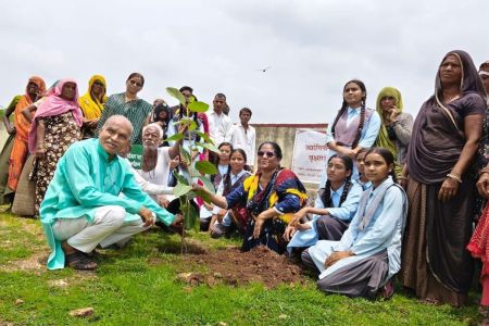 पौधरोपण कर सुरक्षा का दिलाया संकल्प