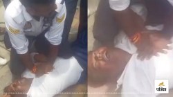 UP News: हार्ट अटैक के बाद अनियंत्रित हुई गाड़ी, पुलिसकर्मियों ने CPR देकर इस
तरह बचाई जिंदगी - image