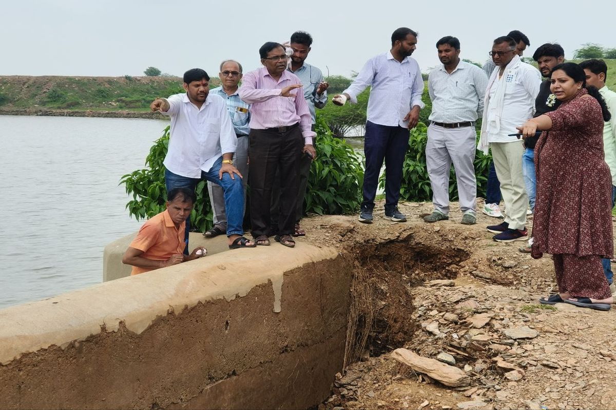 ग्वाला तालाब को टूटने से बचाने के लिए पानी की निकासी