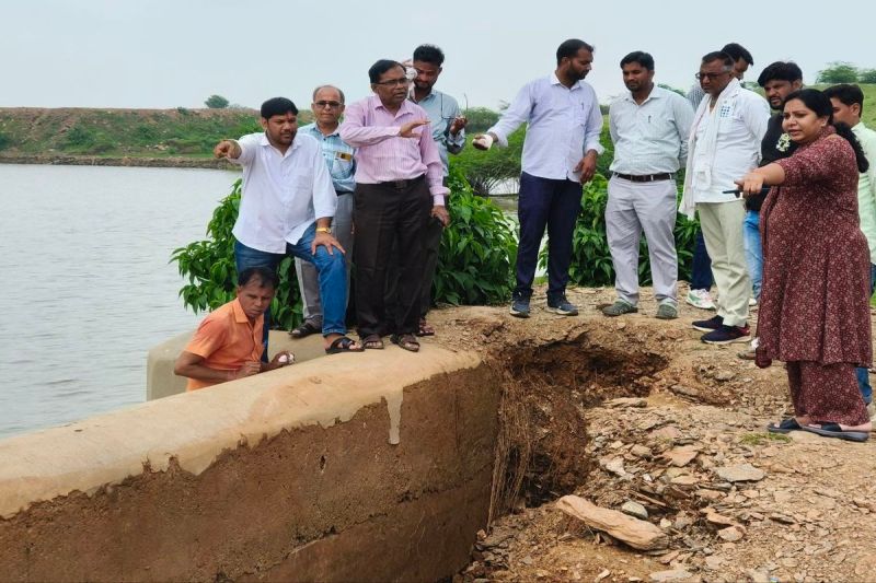 ग्वाला तालाब को टूटने से बचाने के लिए पानी की निकासी