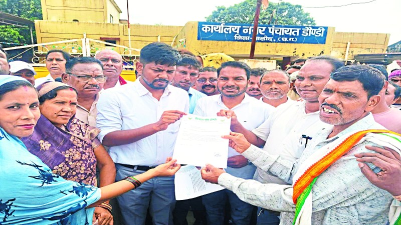 नगर पंचायत डौंडी की अनियमितताओं को लेकर व्यापारियों ने अपना कारोबार बंद रखा और नगर पंचायत के सामने धरना दिया। लगभग चार घंटे के प्रदर्शन के बाद अपर कलेक्टर चंद्रकान्त कौशिक से फोन पर मिले आश्वासन पर धरना समाप्त किया गया।