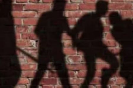 लाठी से हमला कर दोस्त की हत्या