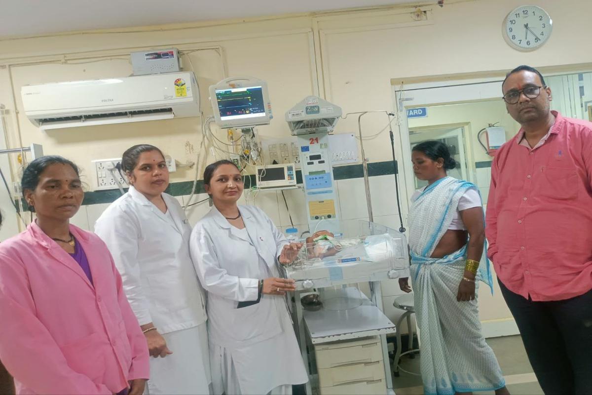 जिंदगी फिर मुस्कुराई: प्रशासन की पहल और डॉक्टरों के हौसले ने लौटाई नवजात की
जिंदगी